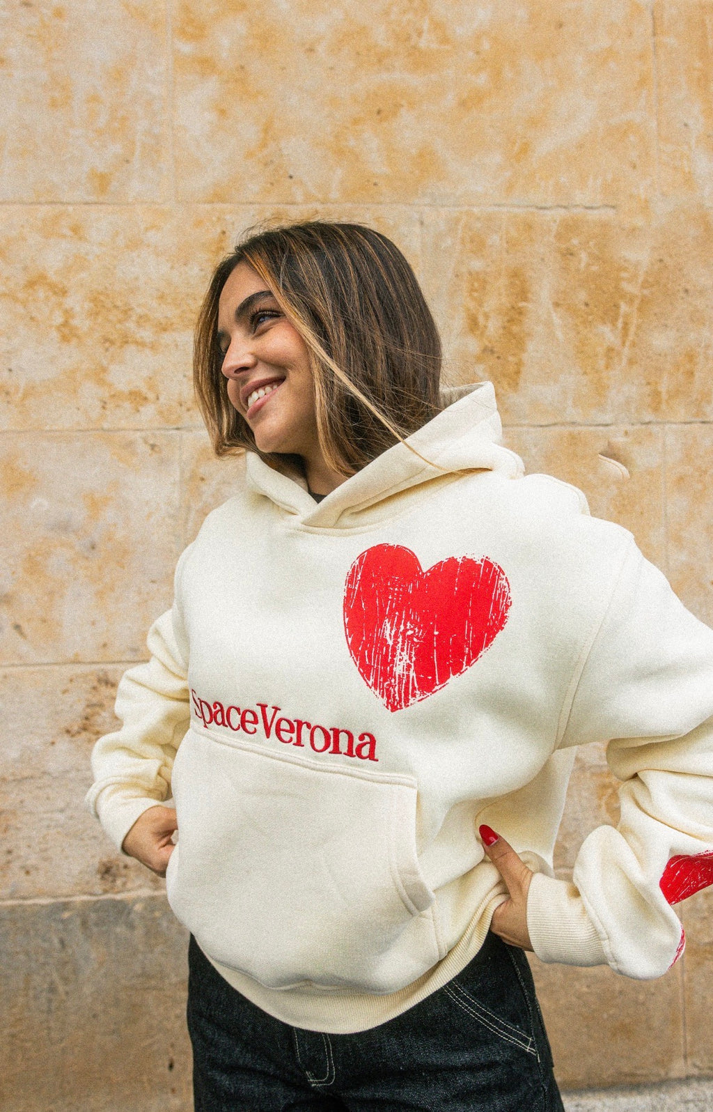 Sudadera cropped fit beige y rojo