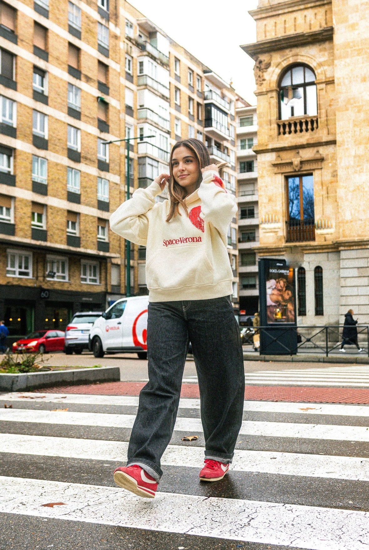 Sudadera cropped fit beige y rojo