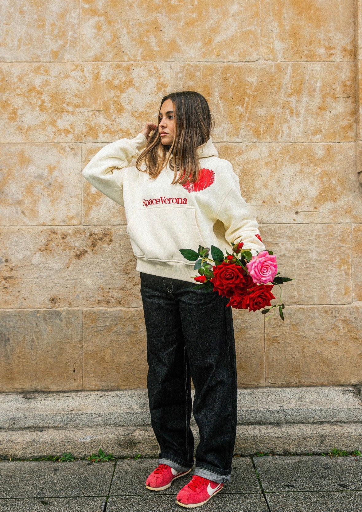 Sudadera cropped fit beige y rojo