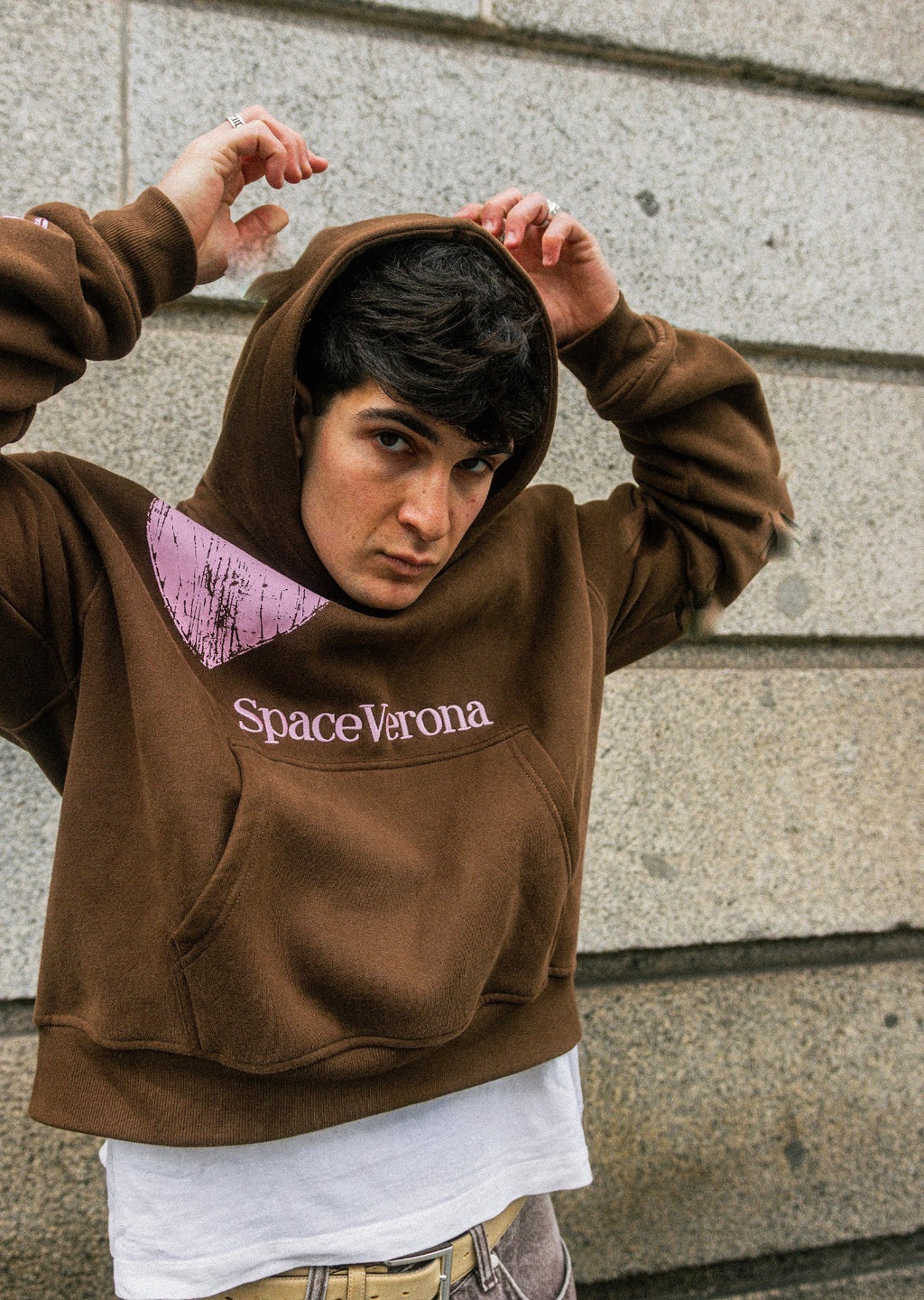 Sudadera cropped fit marrón chocolate y rosa