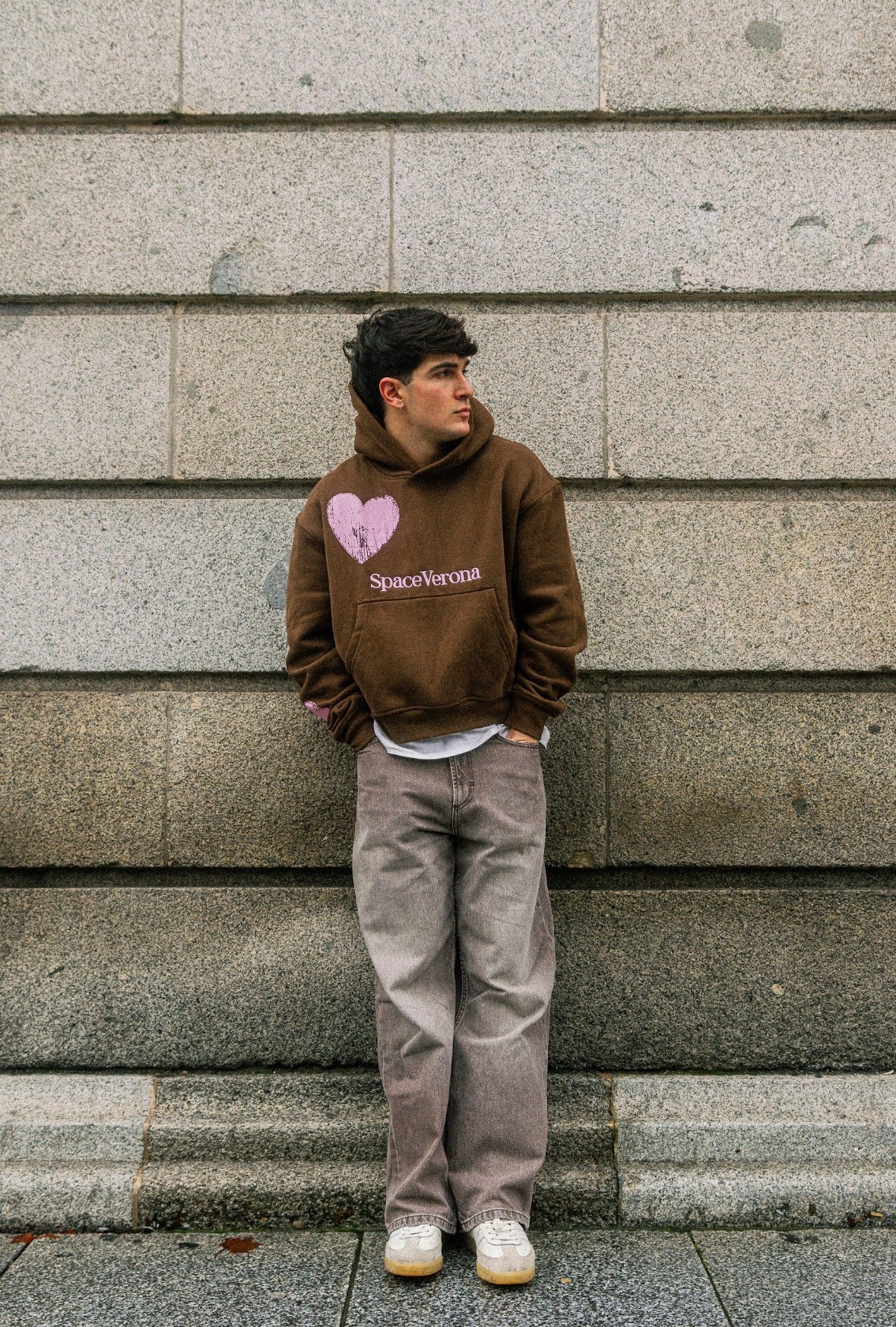 Sudadera cropped fit marrón chocolate y rosa