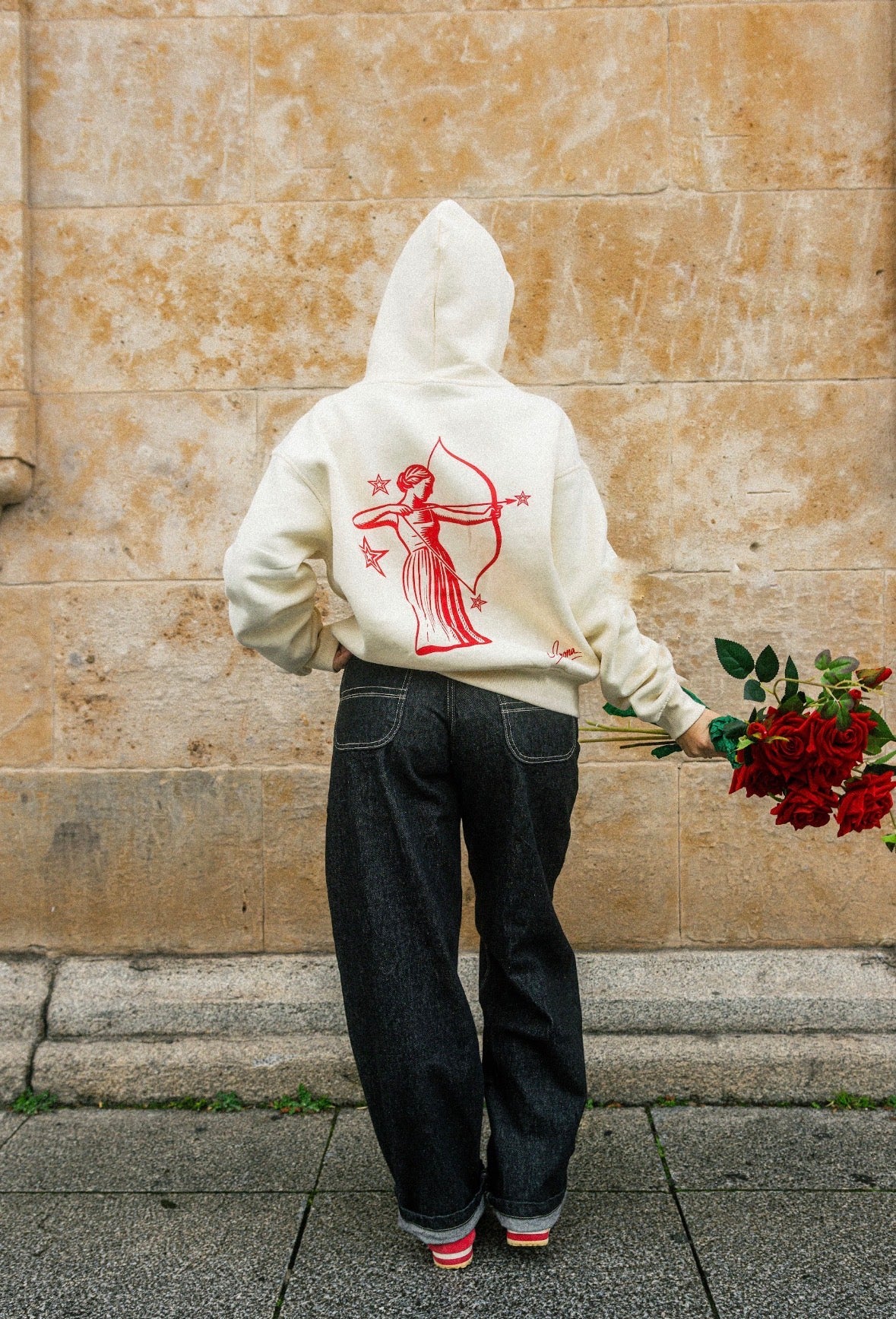 Sudadera cropped fit beige y rojo