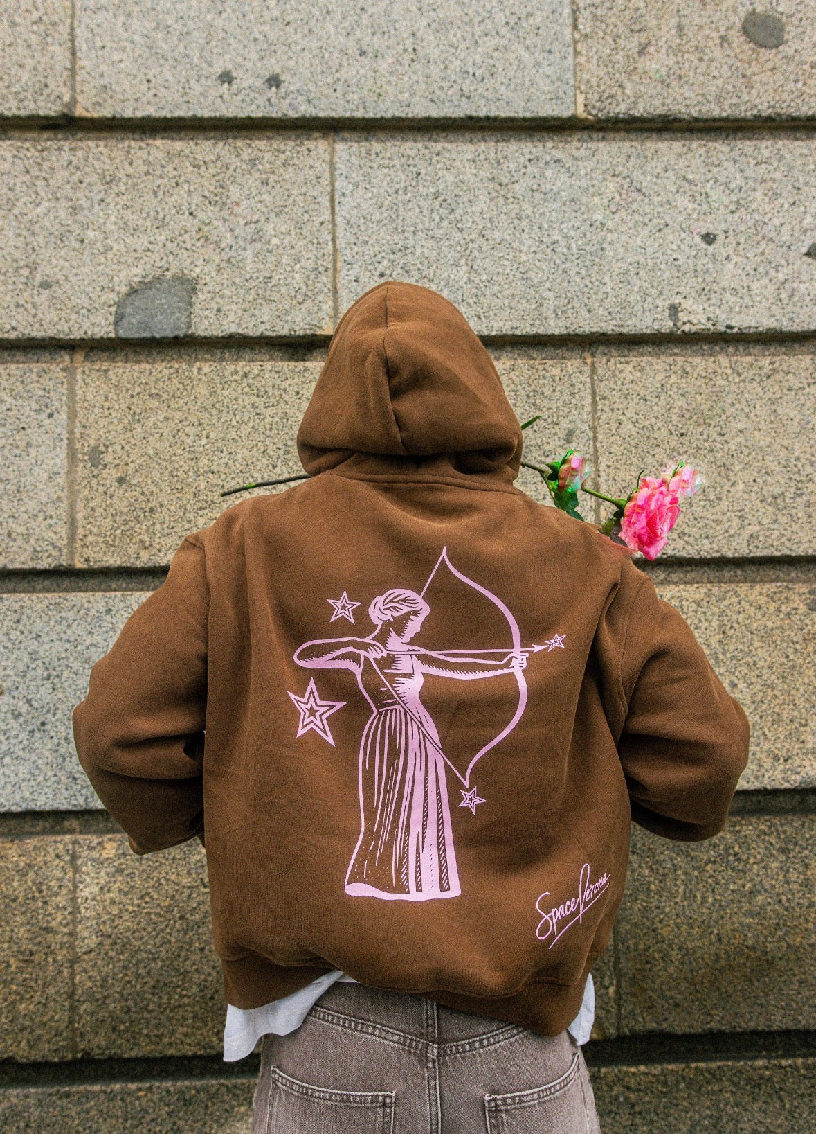 Sudadera cropped fit marrón chocolate y rosa