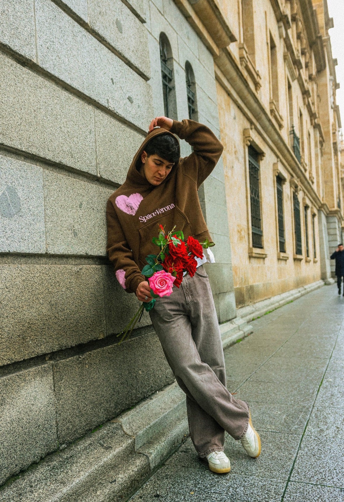 Sudadera cropped fit marrón chocolate y rosa